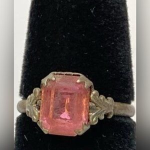 Elegant Pink Gemstone Vintage ring